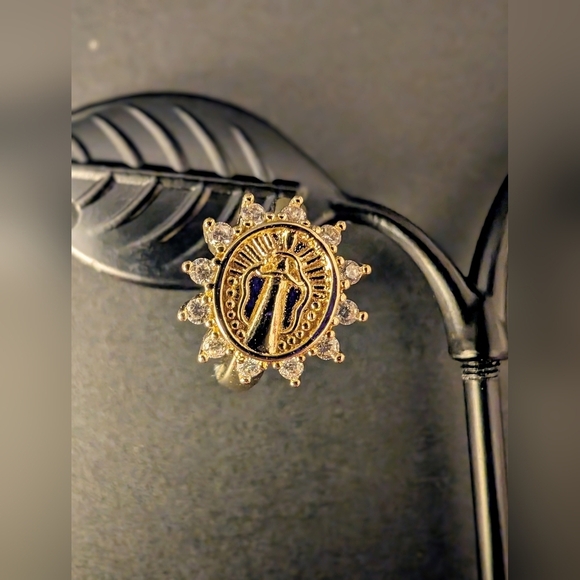 💥 18K Gold Plated Virgin Mary Earrings with Crystal CZ – Elegant & Timeles… - Picture 3 of 10